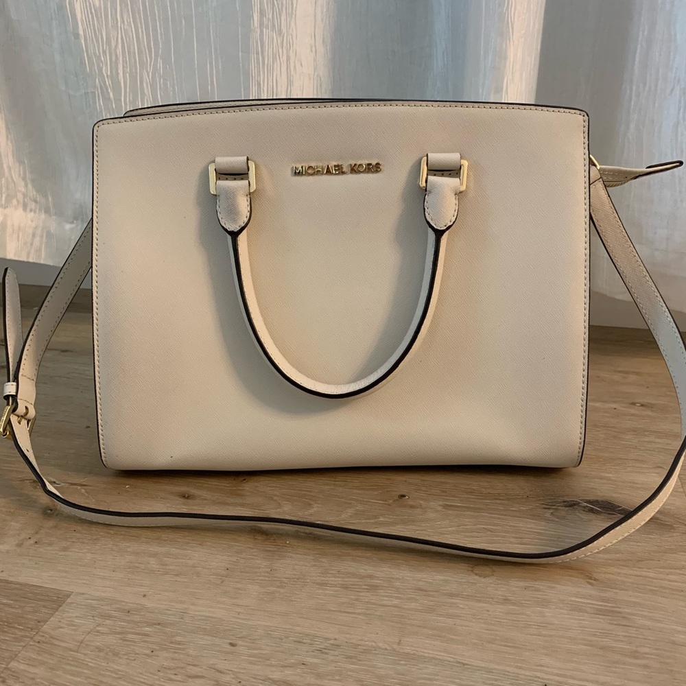Michael Kors bag only used 1 time.